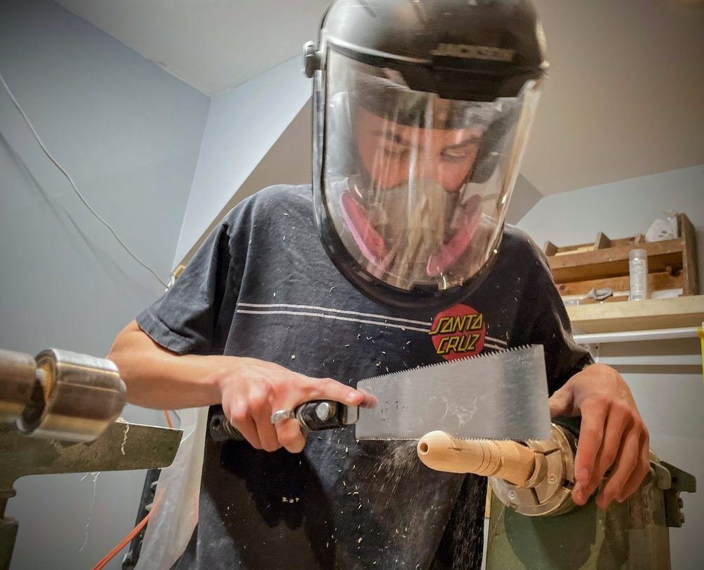 Olivier, fondateur de Skaffiti, au travail dans l'atelier