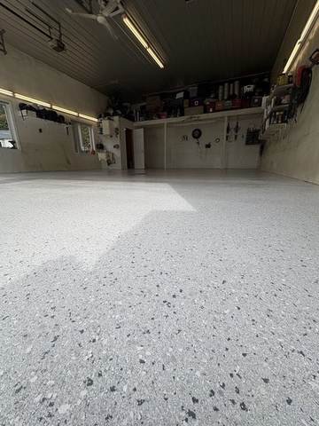 Plancher d'atelier, flakes clairs