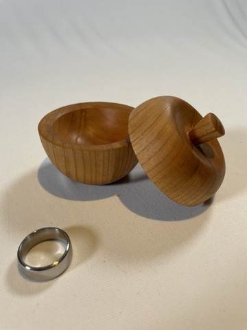 Boîte à bijoux en bois tournée