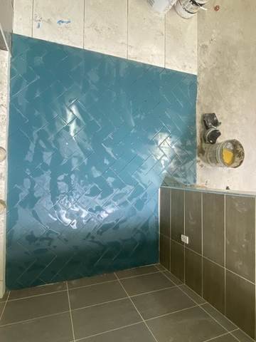 Mur de céramique en chevrons, terminé