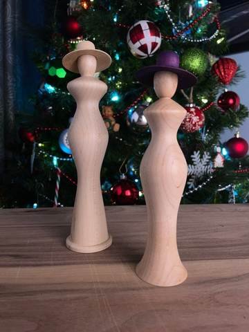 Figurine décorative en bois d'érable en forme de demoiselle avec chapeau (8" x 2" x 2"), photo 2