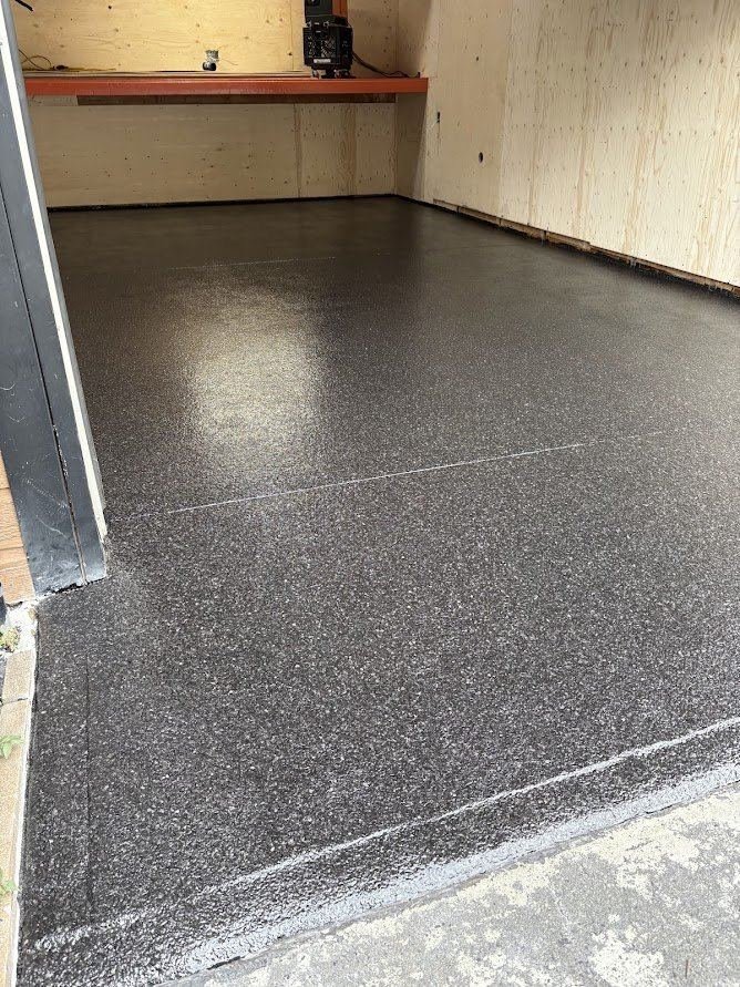 Plancher de garage neuf, flakes noirs, photo 1