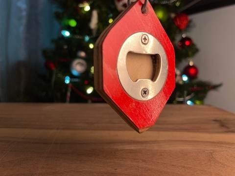 Ouvre-bouteille en bois de skateboard recyclé hexagonal avec aimant (2" x 3" x 0,5"), photo 6