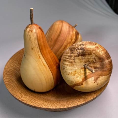 Trio de fruits en bois tournés, sur plateau